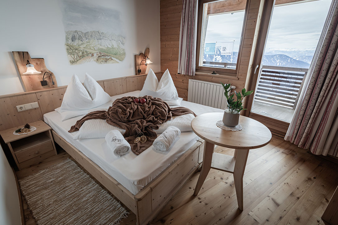 brixen-plose-rossalm-wellness-erholung-zimmer-auf-der-alm-südtirol-1-panorama-sauna-(3)